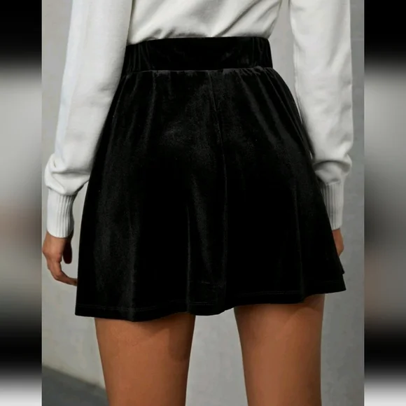 💕 Black High Waist Solid Velvet Skirt NWT - Picture 3 of 8